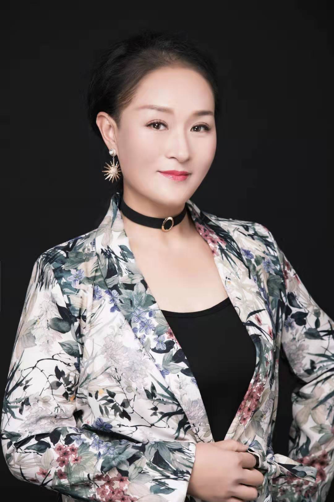 2019首届小金人中外影视歌曲选拔赛一等奖选手、2020首届中外影视春节联欢晚会歌唱演员王广霞
